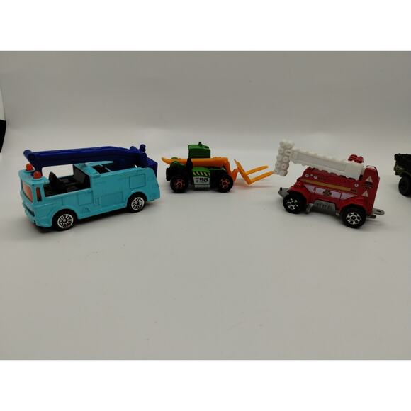 Lot of 7 Matchbox Diecast Cars - Ambulance - Nissan Z - Sahara Survivor - Picture 5 of 10